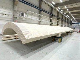 Bei den vorgefertigten Modulen handelt es sich um bis zu 14 Meter lange Viertelschalen. Die Module bestehen aus miteinander verklebten Furnierschichtholzplatten (Laminated Veneer Lumber, LVL). Foto: Modvion