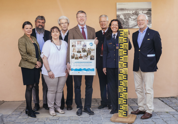 Umweltminister Dr. Marcel Huber mit den Gesichtern der Kampagne Hochwasserschutz in Bayern, ganz rechts: Prof. Nobert Gebbeken