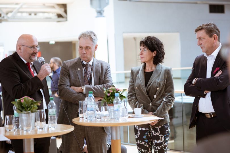 Dr. Josef Kauer, Präsident BIM World Munich (v. l.), Dr. Markus Hennecke, Vorstandsmitglied Bayerische Ingenieurekammer-Bau, Christine Degenhart, Präsidentin Bayerische Architektenkammer und Klaus Pacher, stv. Vorsitzender Wirtschaft und Recht Ausschuss Hauptverband der Deutschen Bauindustrie