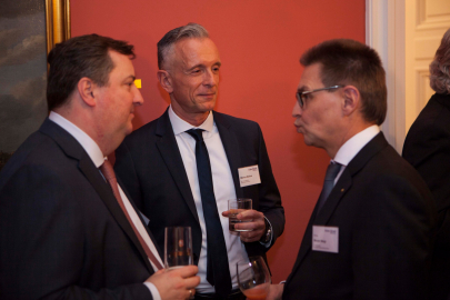 Dr.-Ing. Werner Weigl (r.) im Gespräch