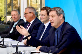 Josef Steigenberger (Bayerischer Gemeindetag), Josef Pellkofer (Bayerischer Städtetag), Bauminister Dr. Hans Reichhart und Ministerpräsident Dr. Markus Söder bei der Pressekonferenz nach dem Wohnungsgipfel in der Bayerischen Staatskanzlei. (v.l.)