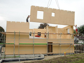 Der Rahmen des Strohballenhauses ist aus Holz gefertigt. 
Foto: Nicolas Louchet/Sonnenhaus-Institut/dpa-tmn