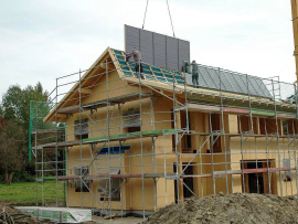 Beim Strohballenbau ist der Feuchteschutz ein wichtiger Faktor - so lässt sich etwa ein größerer Dachüberstand einplanen, um die Fassade besser vor Regen zu schützen. 
Foto: Nicolas Louchet/Sonnenhaus-Institut/dpa-tmn