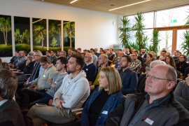 Volles Haus mit interessierten Teilnehmer/innen beim Fachtag Holzbau