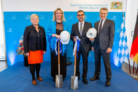 Übergabe der Insignien des Bauministeriums - Bauhelm und Spaten: Ministerialdirektorin Brigitta Brunner, Staatsministerin Kerstin Schreyer, MdL, Staatssekretär Klaus Holetschek, MdL, Amtschef Ministerialdirektor Helmut Schütz (v.l.n.r.) – © Foto: Steffen Leiprecht