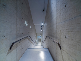 Innenansicht eines Treppenhauses mit höchster Sichtbetonoptik (Foto: Oliver Heinl)