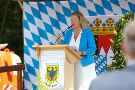 Verkehrsministerin Kerstin Schreyer hält eine Rede anlässlich des Spatenstichs