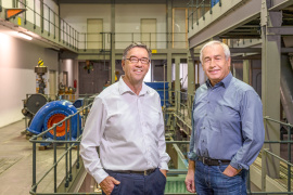 Prof. Dr. Peter Rutschmann (l.) und Dipl.-Ing. Albert Sepp, Lehrstuhl für Wasserbau und Wasserwirtschaft der Technischen Universität München (TUM), 2016 in einem Labor des Lehrstuhls. Die Wissenschaftler haben das Schachtkraftwerk, einen neuen Typ Wasserkraftwerk, entwickelt. (Albert Sepp arbeitet 2020 bei der Hydroshaft GmbH, die Nutzungsrechte des Schachtkraftwerks erworben hat und Lizenzen an Betreiber vergibt.) - © Andreas Heddergott / TU München