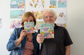 Illustratorin Sabine Kranz und Autor Werner Holzwarth freuen sich über das fertige Büchlein - © Foto: Kranz/Holzwarth