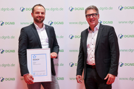 Johannes Kreißig, Geschäftsführender Vorstand DGNB e.V., mit dem Gewinner der Kategorie Innovation Interpanel, vertreten durch Alexander Buff.