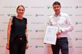 Dr. Christine Lemaitre, Geschäftsführender Vorstand DGNB e.V., mit dem Gewinner der Kategorie Start-Up Energie Plus Concept GmbH, vertreten durch Volker Stockinger.