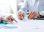 Was ist bei Neuverträgen zu beachten? © StockPhotoPro / Fotolia