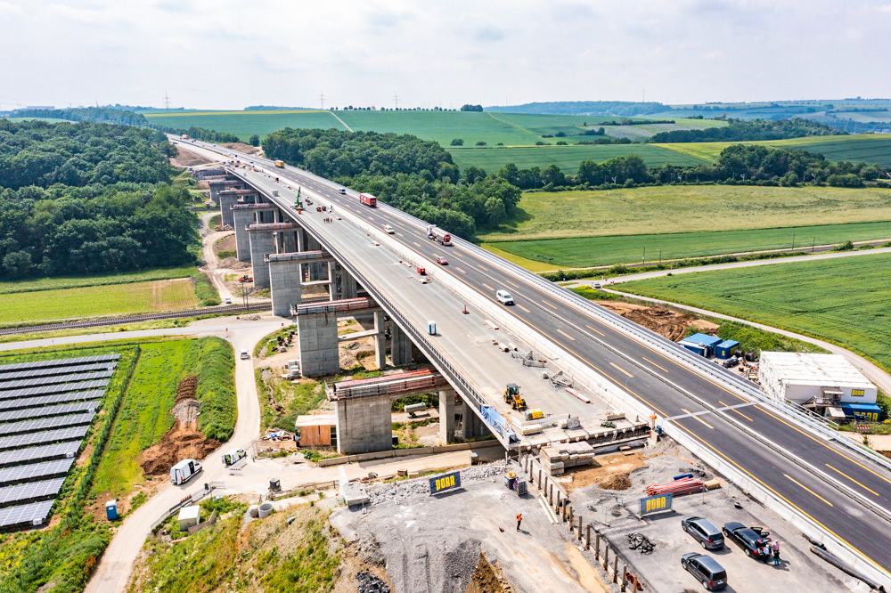 Querverschub der 410 Meter langen Rothof Talbrcke gemeistert (mit Video)