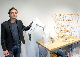 Prof. Philipp Eversmann mit Lehr-Roboter der Uni Kassel (Fachgebiet Experimentelles und Digitales Entwerfen und Konstruieren)