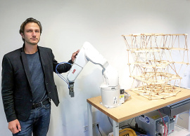Prof. Philipp Eversmann mit Lehr-Roboter der Uni Kassel (Fachgebiet Experimentelles und Digitales Entwerfen und Konstruieren)