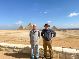 Prof. Helal und Prof. Große vor den Pyramiden, in denen sie Messungen zur Strukturaufklärung durchführten.