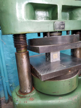 Künstliche Rissbildung in einem Betonblock zu Testzwecken (Foto: dvfu.ru/en)