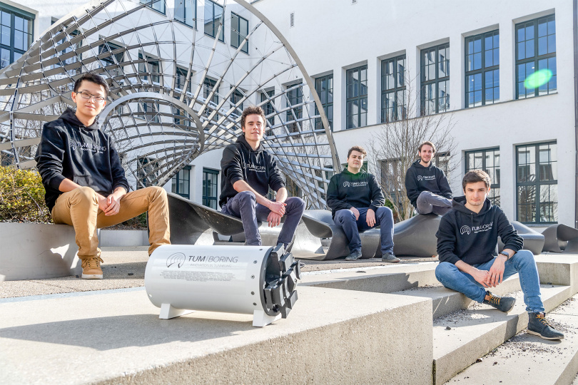 Das fünfköpfige Führungsteam von TUM Boring - Innovation in Tunneling e.V. (v. li.): Haokun Zheng, Elias Schmid, Max Herbst, Kilian Schmid und Marvin von Hagen.  © Foto: Andreas Heddergott / TUM 