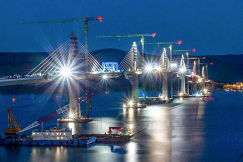 Nächtliche Bauarbeiten an der Pelješac-Brücke in Kroatien