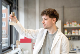 Doktorand Frédéric Lapierre konnte das Bakterienwachstum deutlich verbessern (Foto: Johanna Weber)