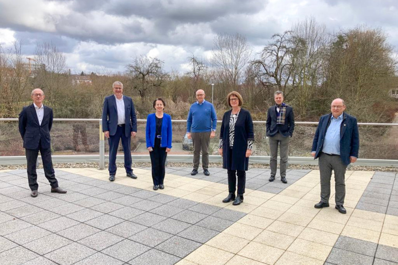 Foto v.l.n.r.: Dipl.-Ing. Christoph F. J. Schröder, Dipl.-Ing. Ingolf Kluge, Dipl.-Ing. (FH) Wilhelmina Katzschmann, Dr.-Ing. Heinrich Bökamp, Dipl.-Geol. Sylvia Reyer-Rohde, Prof. Dr.-Ing. Helmut Schmeitzner und Dr.-Ing. Ulrich Scholz von der Bayerischen Ingenieurekammer-Bau