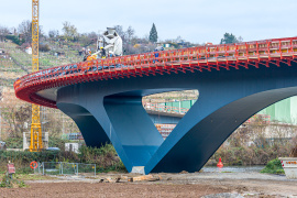 Die Ausführung als gevoutete Rahmenbrücke passt sich harmonisch an die von Weinbauhängen geprägte Landschaft an und ermöglicht zudem eine schlanke Konstruktion mit nur 1,90 m Bauhöhe in Feldmitte über dem Neckar. (Foto: Peri Deutschland)