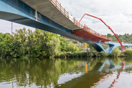 12 Wochen Bauzeit: Die abgehängte Variokit Kragarmschalung ermöglichte die Herstellung des in 11 jeweils 15-20 m lange Abschnitte eingeteilten Brückenüberbaus im regelmäßigen Wochentakt. (Foto: Peri Deutschland)