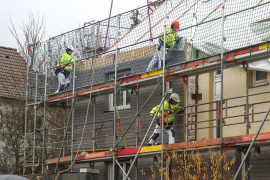 Montage eines vorgefertigten Fassadenelements am Wohnquartier "Kuckuck" 