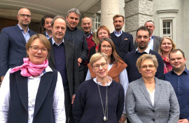 Die Kooperationspartner der Initiative „Mein Kulturerbe Bayern“ mit Dipl.-Ing. (FH) Klaus-Jürgen Edelhäuser (oberste Reihe rechts) und Kathrin Polzin (mittlere Reihe rechts) von der Bayerischen Ingenieurekammer-Bau (Foto: Alexandra Seemüller, ByAK)