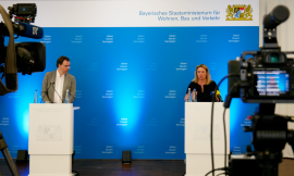 Verkehrsministerin Kerstin Schreyer und Robert Follmer von infas stellen die Ergebnisse der Studie "Verkehrsverhalten nach Corona" bei einer Pressekonferenz vor - © StMB