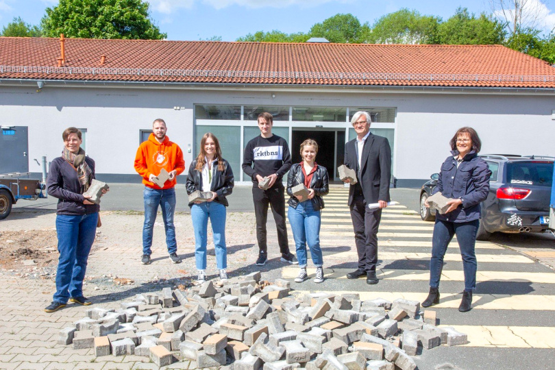 Verena Blume, Nikolas Tuffner, Laura Tremer, Markus Pollach, Viktoria Bärenfeld, Prof. Rainer Hirth und Gisela Raab stellten das Projekt in Rödental vor (v.li.) 