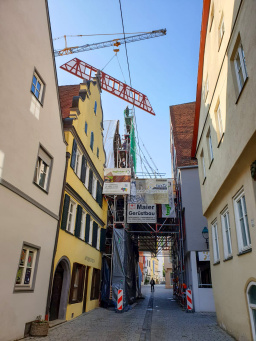 Die Giebelelemente mussten mit dem Kran auf die Gebäudevorderseite gehoben werden (© Taglieber Holzbau GmbH)