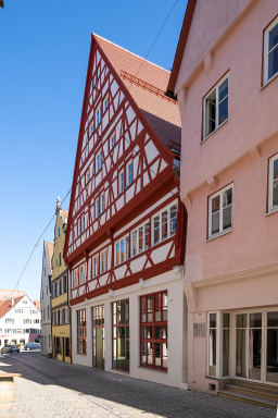 Westansicht mit neuem vorgefertigtem Fachwerbgiebel nach der Sanierung 
(© Anton Färber, Fotograf)