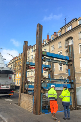 Gerade im innerstädtischen Bereich ein Vorteil: Beim Linearverbau bleibt der Boden außerhalb des Grabens weitgehend unberührt, Bebauung und Verkehrsfluss werden nicht beeinträchtigt. Mit dem gestuften Linearverbau lassen sich diese Vorteile auch für Arbeiten in größeren Tiefen nutzen.