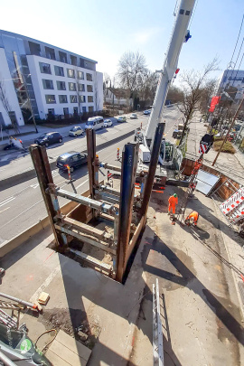 Beim Einbringen des Verbaus werden die Verbauelemente in die Baugrube eingestellt und vom Bagger bei gleichzeitigem Bodenaushub nach und nach in das Erdreich gedrückt.