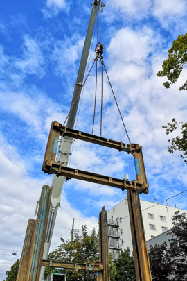 Die gegenüberliegenden Schienen werden beim Linearverbau nicht durch gelenkige Spreizen miteinander verbunden, sondern durch einen biegesteifen, in der Breite veränderbaren Laufwagen auf dem gewünschten Abstand gehalten.