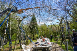 Mit einem kleinen Kran wurde die Dachkonstruktion in drei kompletten Teilen auf die lebenden Säulen des Küchen-Pavillons gehoben. Foto: Ke Sun