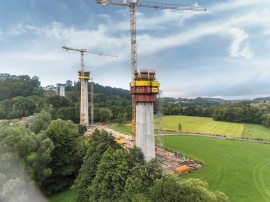 Die 7-Feldbrücke wird von sechs Pfeilern gestützt, die zum Teil eine Höhe von bis zu 66 m erreichen.