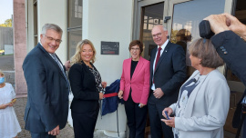 BIngK-Vizepräsident, Dipl.-Ing. Ingolf Kluge; Bürgermeisterin der Gemeinde, Anne Yliniva-Hoffmann; Bundesverteidigungsministerin, Annegret Kramp-Karrenbauer, Ehrenpräsident der Ingenieurkammer des Saarlandes, Dr.-Ing. Frank Rogmann, Präsidentin der Ingenieurkammer des Saarlandes, Dipl.-Ing. Christine Mörgen (v.l.n.r.)