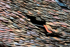 Alte Dachziegel können mit Sogklammern nachgerüstet werden - Foto: congerdesign/ pixabay