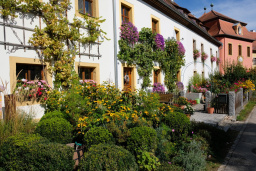 Farbenfroh zeigt sich das historische Ambiente des großen Klosterhofes