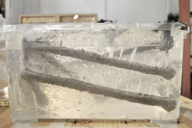 Injizieren eines Betonstrangs in ein Trägermedium (Studentische Experimente aus der Lehrveranstaltung „Digital Building Fabrication Studio“; Studierende: Annahita Meshkini und Jan Zöllner). Bildnachweis: ITE/TU Braunschweig