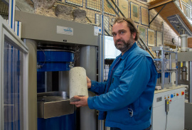 Ingo Fenneker führte im Bautechnischen Zentrallabor der Hochschule Belastungstest in dreistelliger Zahl durch. Foto: Katharina Kipp / FH Münster