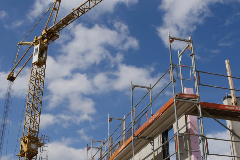 Baukonjunktur: Volle Auftragsbücher im Hochbau, wenig Aufträge im Tiefbau