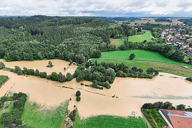 Die aus ihrem Bachbett getretene Abens hat nach starkem Regen Ende August dieses Jahres die angrenzenden Felder überflutet. Foto: dpa/Peter Kneffel