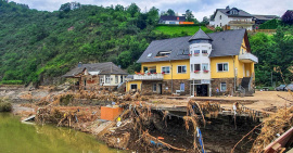 Die Volksbank direkt am Ufer der Ahr. Hier macht die Ahr eine Biegung nach links und die Strömung des Wassers drückte mit voller Wucht gegen das rechte Ufer. Das Wasser stand hier anscheinend bis unter die Fensterbank des ersten Stocks. Foto: Bettina Vier, CC BY-SA 4.0, via Wikimedia Commons