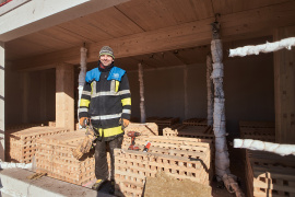 Die Holzkrippen im Inneren des Brandraums simulieren die Möbel eines vollgestellten Zimmers. 
© Fabian Vogl/TUM