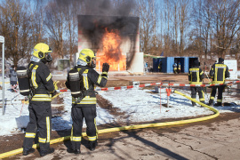Die Feuerwehr der TUM sorgt während der Versuche für die Sicherheit. 
© Fabian Vogl/TUM