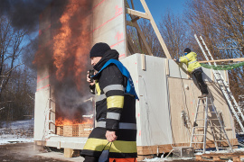 Während des Brandes herrschen im Versuchsraum Temperaturen von bis zu 1300 Grad Celsius. 
© Fabian Vogl/TUM