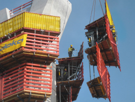 Das Team der Doka-Schalungsvormontage übernahm für Pfeiler und Pfeilerköpfe die Erstmontage des Schalsatzes inkl. Hydraulik sowie das Umsetzen der Schalung.